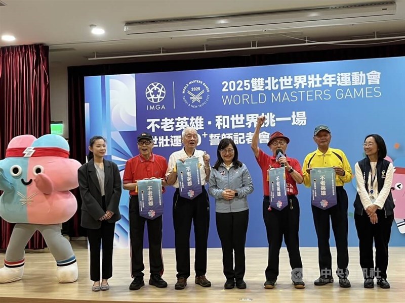 Taiwan's centenarian shuttler Lin Yu-mao (third right) is joined by other senior athletes at a press event to announce the 2025 World Masters Games in late April. CNA file photo