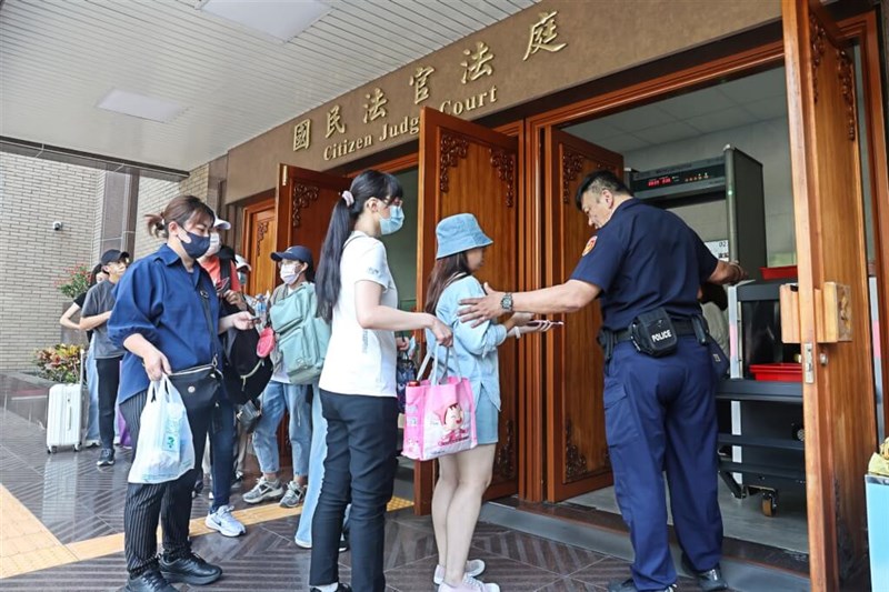 Public gathers outside the Taipei District Court as the citizen judges deliver the verdict on Liu Tsai-hsuan and Liu Juo-lin, charged in the fatal child abuse case of one-year-old Kai-kai. CNA May 13, 2025
