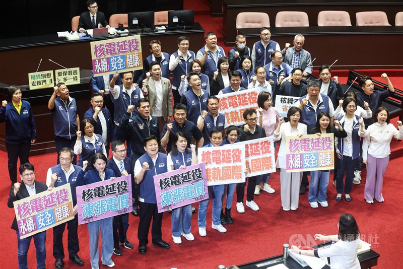 KMT lawmakers hold placards and chant slogans following the passage of an amendment to the Nuclear Reactor Facilities Regulation Act. CNA photo May 13, 2025