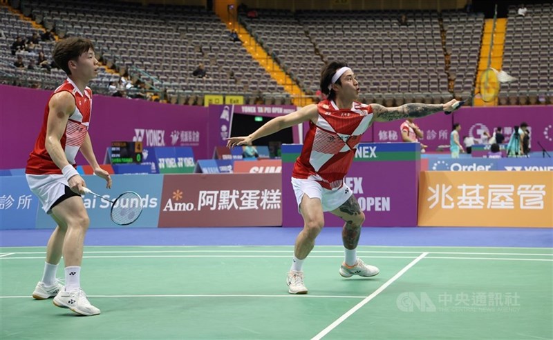 Yang Po-han (right) and Liu Kuang-heng (left) move into the men’s doubles quarterfinals at the Thailand Open. CNA file photo