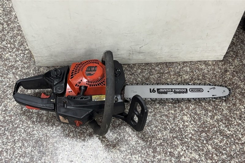 A man surnamed Hsiao used this chainsaw during a confrontation at a convenience store in Tainan on Wednesday. (Photo courtesy of a reader)