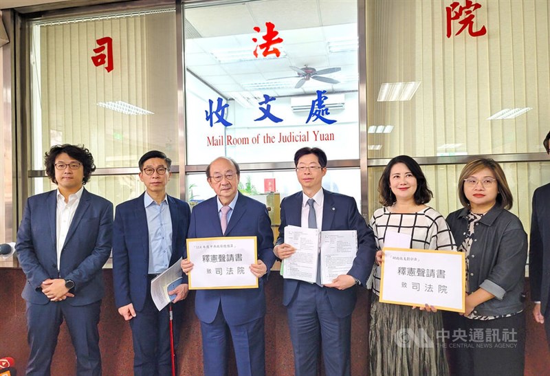 Democratic Progressive Party (DPP) caucus whip Ker Chien-ming (third from left) leads a delegation of lawmakers and lawyers to the Judicial Yuan on Thursday to submit a petition seeking a constitutional interpretation of the 2025 Central Government General Budget Proposal and revisions to the Act Governing the Allocation of Government Revenues and Expenditures. CNA photo May 15, 2025