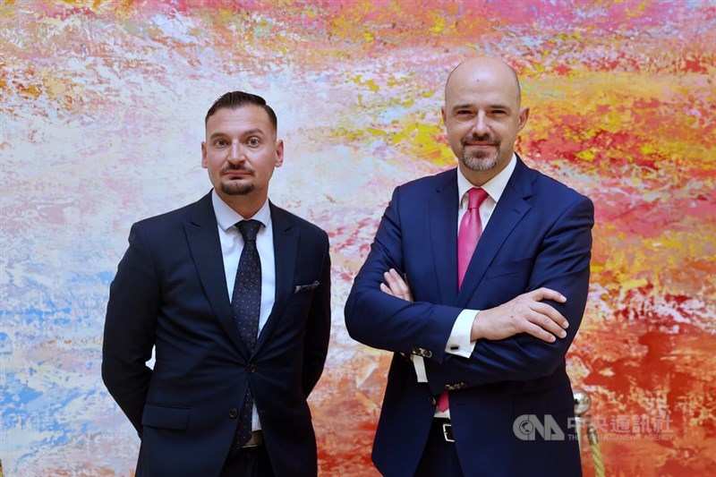 Zbigniew Pisarski (right) and Tomasz Smura (left), two experts from the Polish think tank Casimir Pulaski Foundation, speak to CNA on May 14 during their visit to Taiwan. CNA photo