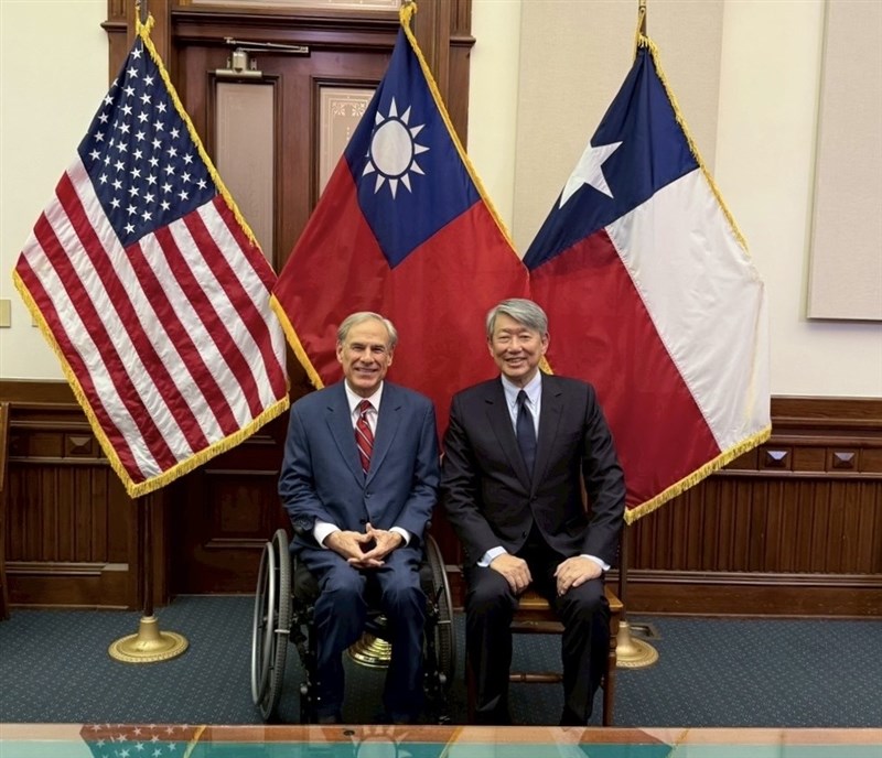 Economic Affairs Minister Kuo Jyh-huei (right) meets with Texas Governor Greg Abbott (left) in Austin on Friday. Photo courtesy of the Ministry of Economic Affairs