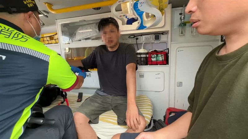 An injured tourist surnamed Chang receives medical attention in Keelung on Sunday. Photo courtesy of a member of the public May 18, 2025