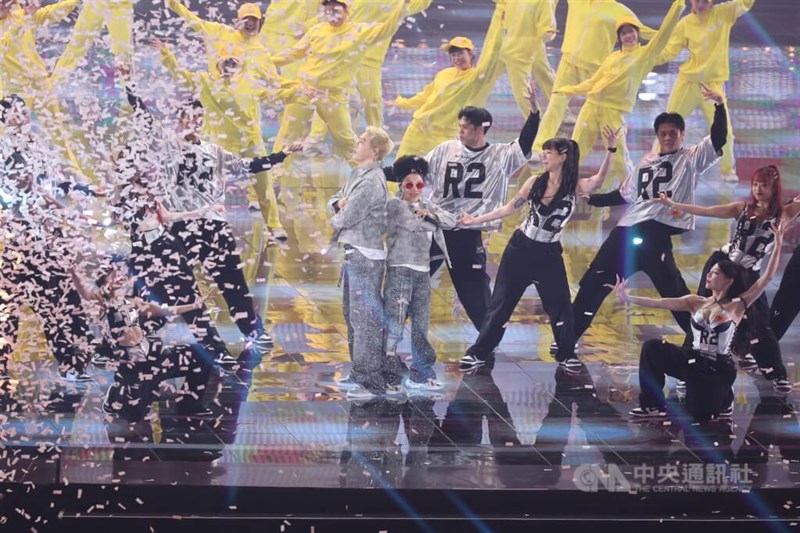 Singer Nick Chou (center left) and his mother Billie Wang (center right), who is also a popular pop singer, perform alongside around 100 dancers during the opening ceremony of the 2025 World Masters Games at the Taipei Dome on Saturday. CNA photo May 17, 2025