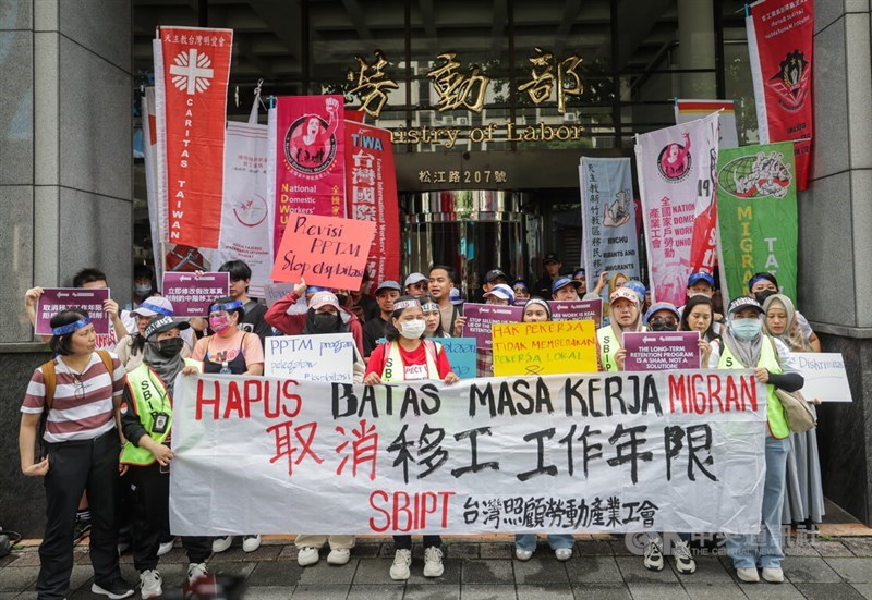 Members of Taiwan's migrant caregiver union SBIPT hold a rally outside of the Ministry of Labor on Sunday. CNA photo May 18, 2025