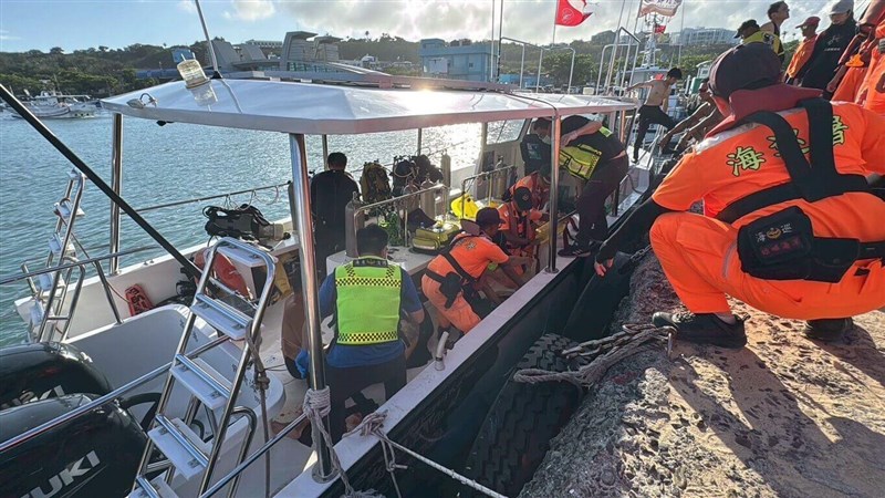 The fishing boat which sped over a clearly marked dive site to injure three male divers on Saturday is inspected by Taiwan's coast guards. Photo courtesy of the Coast Guard Administration