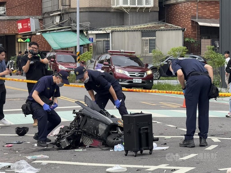 Police investigate the scene of the Monday car accident in New Taipei's Sanxia District. CNA photo May 19, 2025