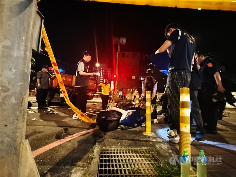 Police investigate the scene of the Monday car accident in New Taipei's Sanxia District. CNA photo May 19, 2025