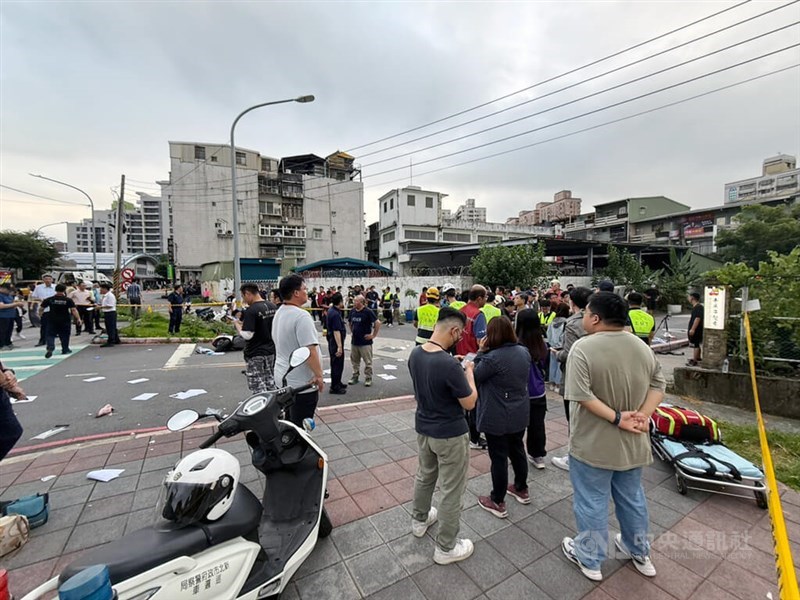 Members of the public in Sanxia gather around the scene of the accident. CNA photo May 19, 2025