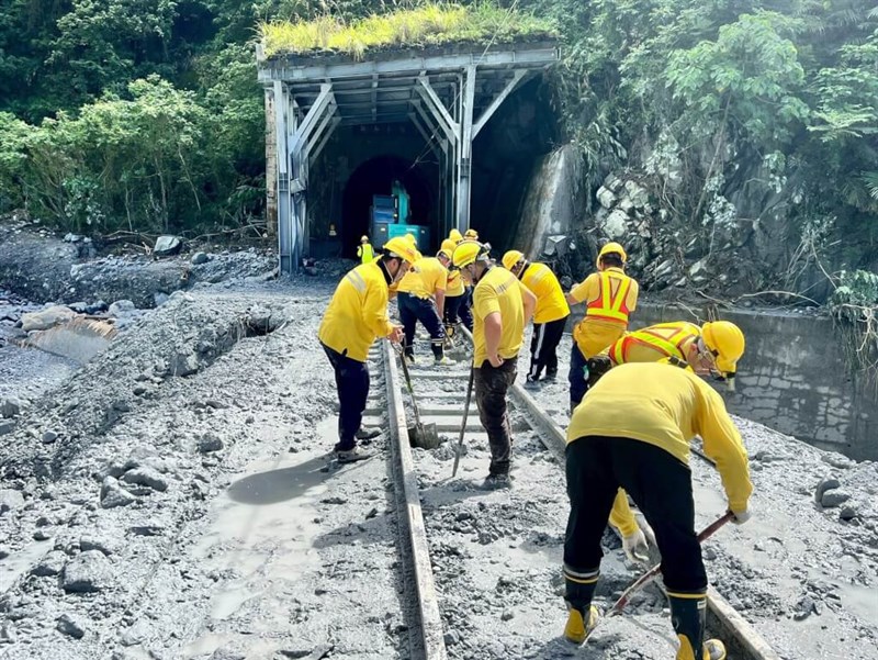 Taiwan Railway Corp workers clear the railway tracks between Heren and Chongde stations in Hualien's Xiulin Township. Photo courtesy of Taiwan Railway Corp