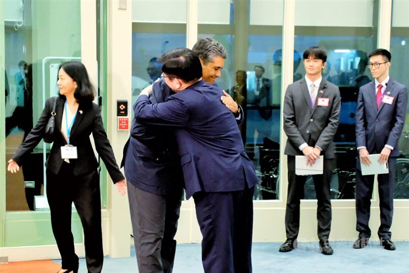 Palau President Surangel Whipps, Jr. and Taiwan's Foreign Minister Lin Chia-lung share a hug on Monday night upon the former's arrival to Taiwan. CNA photo May 19, 2025