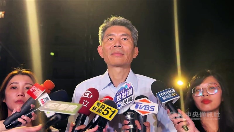 Sanxia police precinct chief Liu Wen-hsiung takes questions from reporters. CNA photo May 19, 2025