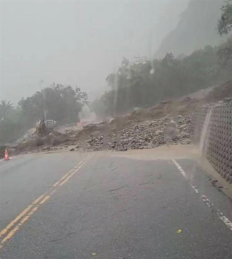 A mudslide and rockfall occurred at the 164.5 km mark of Provincial Highway No. 9 on May 20, prompting a road closure between Heren-Chongde. (Photo courtesy of Highway Bureau)