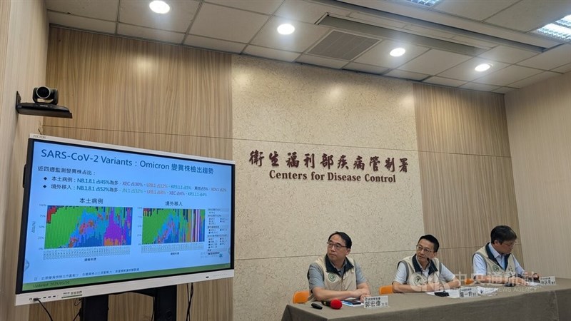CDC spokesperson Lo Yi-chun (second right) speaks at the agency's regular new briefing in Taipei Tuesday. CNA photo May 20, 2025