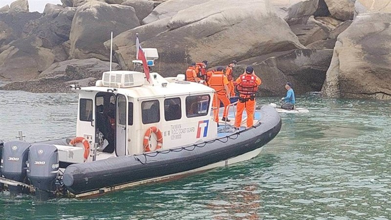 Taiwan's Coast Guard Administration (CGA) detained two Chinese men on makeshift rafts who attempted to sneak ashore Kinmen County's Erdan Island on Tuesday. Photo courtesy of the CGA