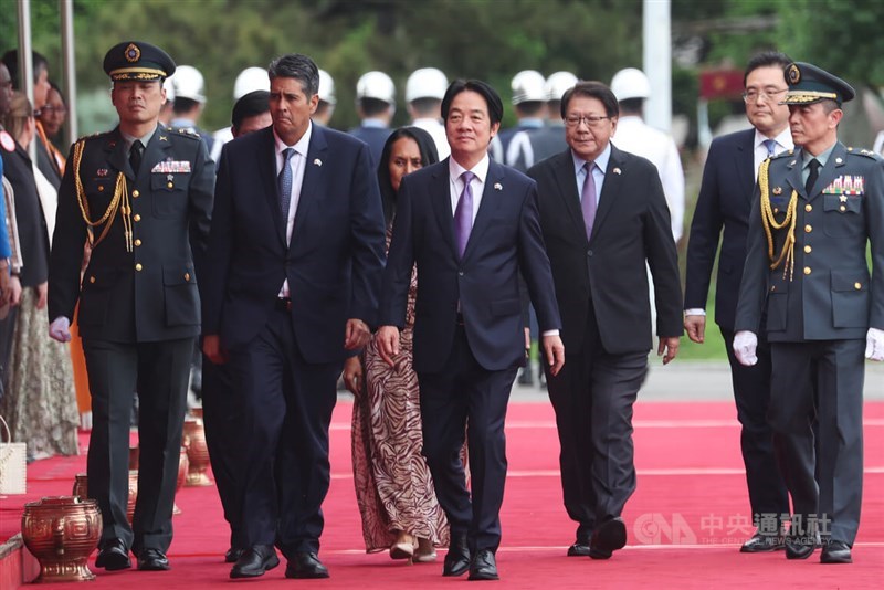 President Lai Ching-te (center, front) hosts a military welcome ceremony on May 20 to welcome President Surangel S. Whipps, Jr. of the Republic of Palau (second from left). CNA photo May 20, 2025