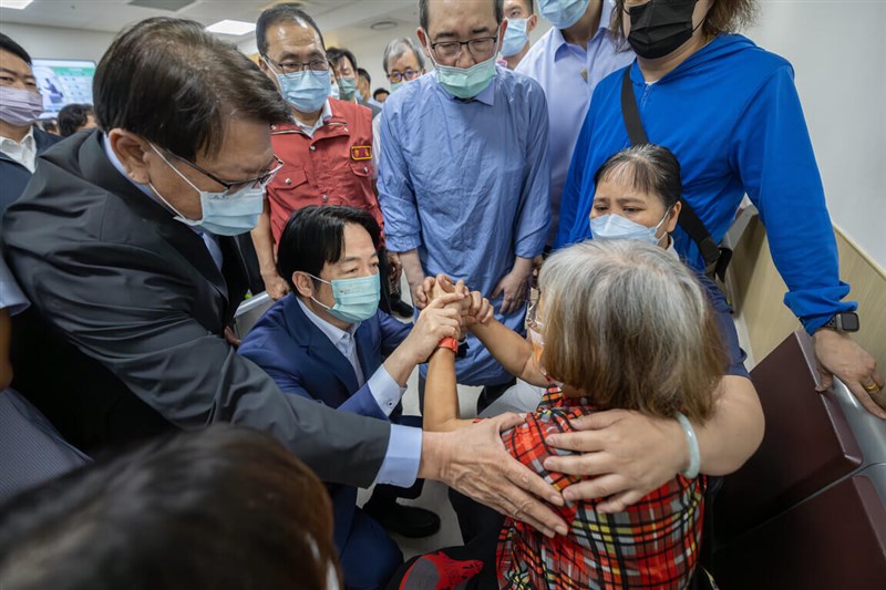 President Lai Ching-te visits car crash victims on Monday. (Photo courtesy of the Presidential Office)