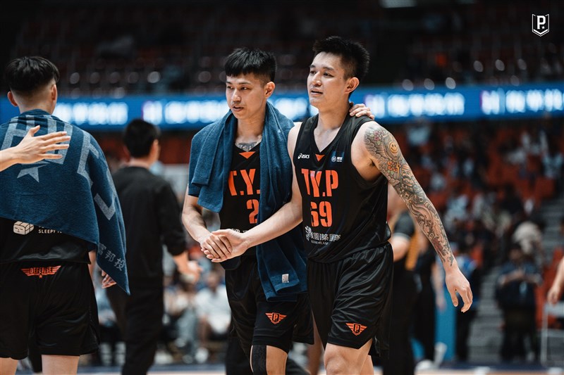 Taoyuan Pilots star Lu Chun-hsiang (right) drops a game-high 19 points in Monday's game in Taoyuan. Photo courtesy of the Taoyuan Pauian Pilots
