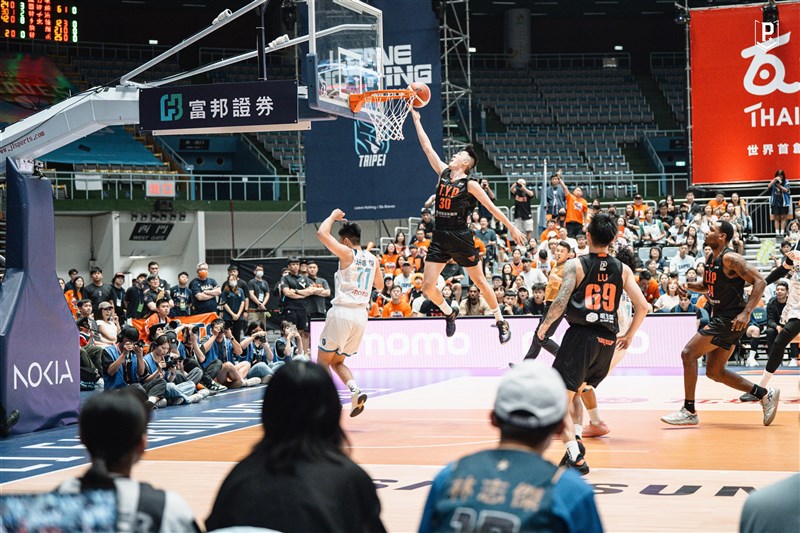 Pilots point guard Pai Yao-cheng (with ball) lays up for a bucket during Monday's game. Photo courtesy of the Taoyuan Pauian Pilots