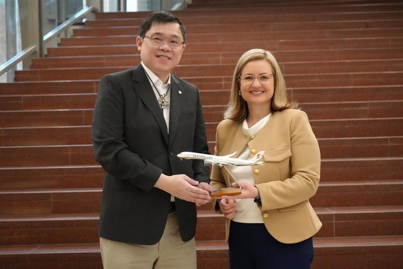 Phoenix Mayor Kate Gallego (right) and Starlux Chairman Chang Kuo-Wei. Photo courtesy of Starlux