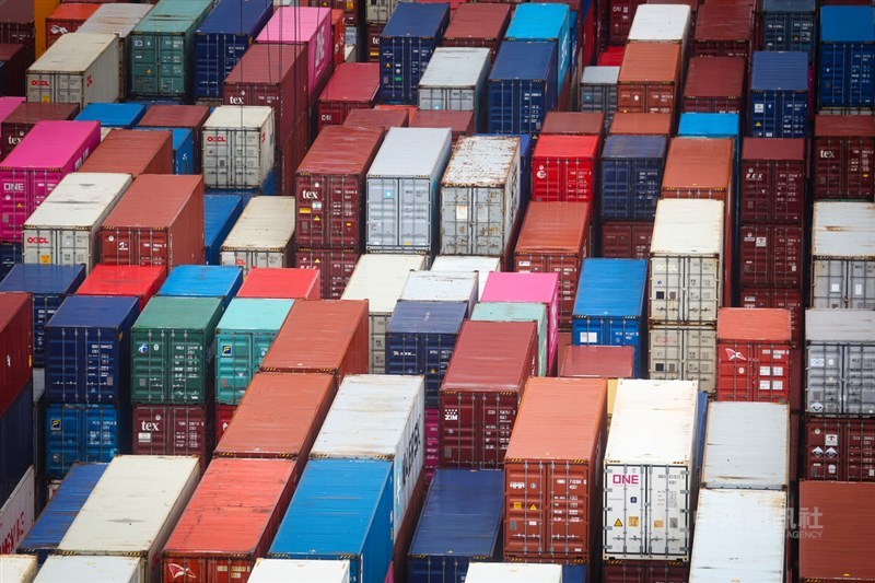 Taiwan Customs Administration confirms dumping of Portland cement imported from Vietnam. A large number of shipping containers stacked at the Keelung Port. CNA file photo