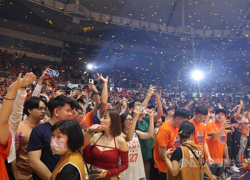 Fans of Taoyuan Pauian Pilots celebrate their team's first-ever P.LEAGUE+ title on Wednesday. CNA photo May 21, 2025