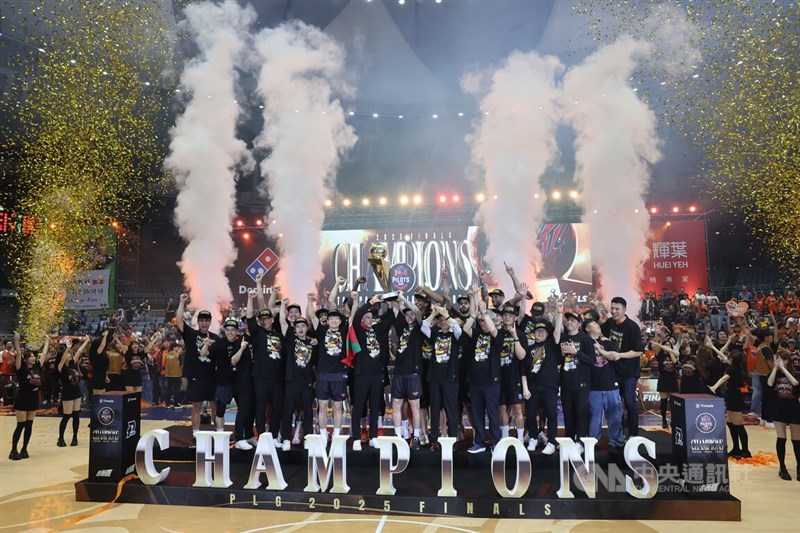 The Taoyuan Pauian Pilots celebrate their first-ever P.LEAGUE+ title on Wednesday. CNA photo May 21, 2025
