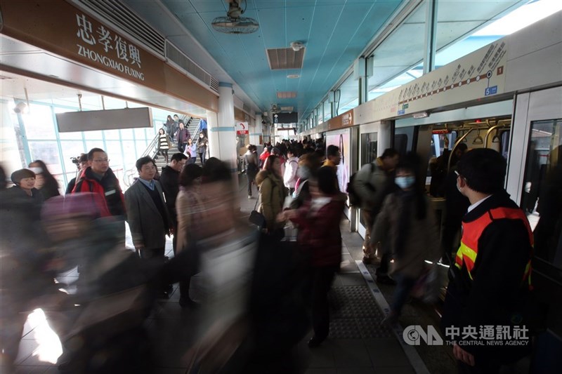 Commuters get on and alight a train on Taipei Metro's elevated Wenhu Line in this CNA file photo