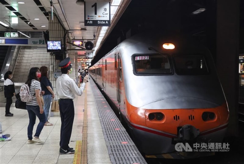 A TRC station master manages Platform 1 of Taipei Main Station in this CNA file photo