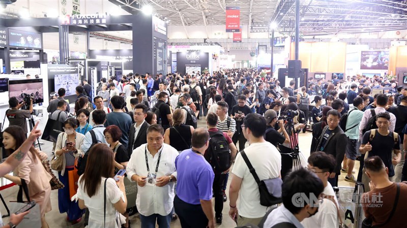 Visitors to Computex 2025 browse through the exhibition on Tuesday. CNA photo May 20, 2025