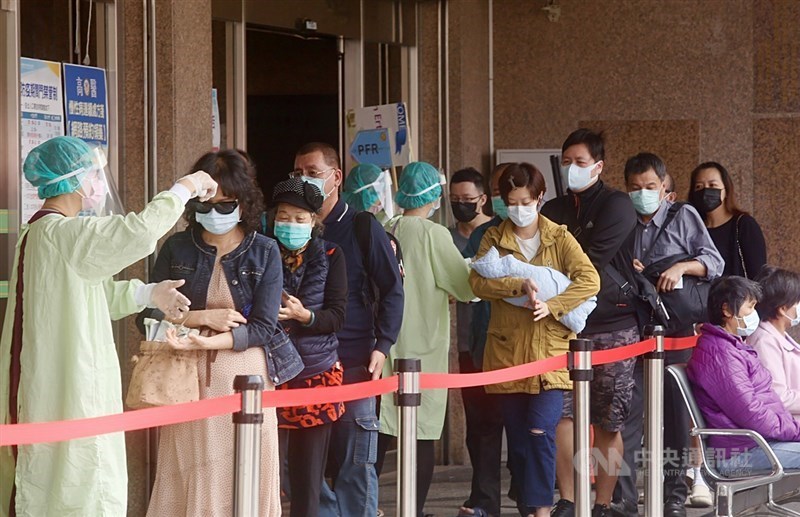 Patients line up to get their temperatures taken before entering a hospital during the COVID-19 pandemic. CNA file photo