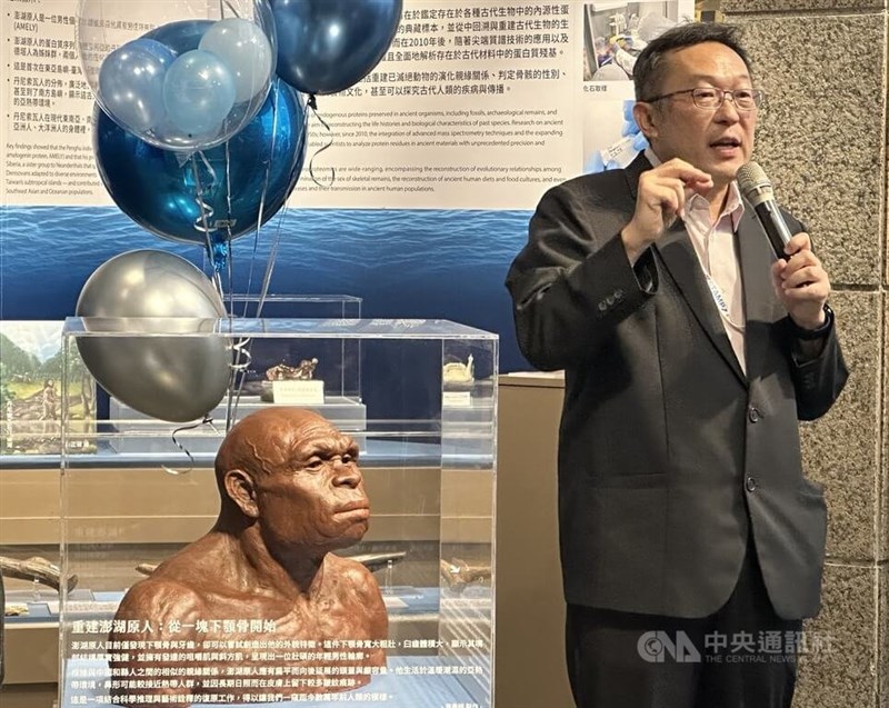 A Denisovan model is displayed at the "Denisovans Arrived in Taiwan!" exhibition. On the right is curator Chang Chun-hsiang. CNA photo May 22, 2025