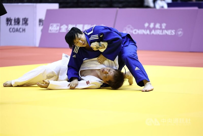 Golden Melody Award-winning singer Ricky Hsiao (in blue) won the gold medal in the men’s 90kg para-judo competition at the 2025 Summer World Masters Games on Saturday. May 24, 2025 CNA photo