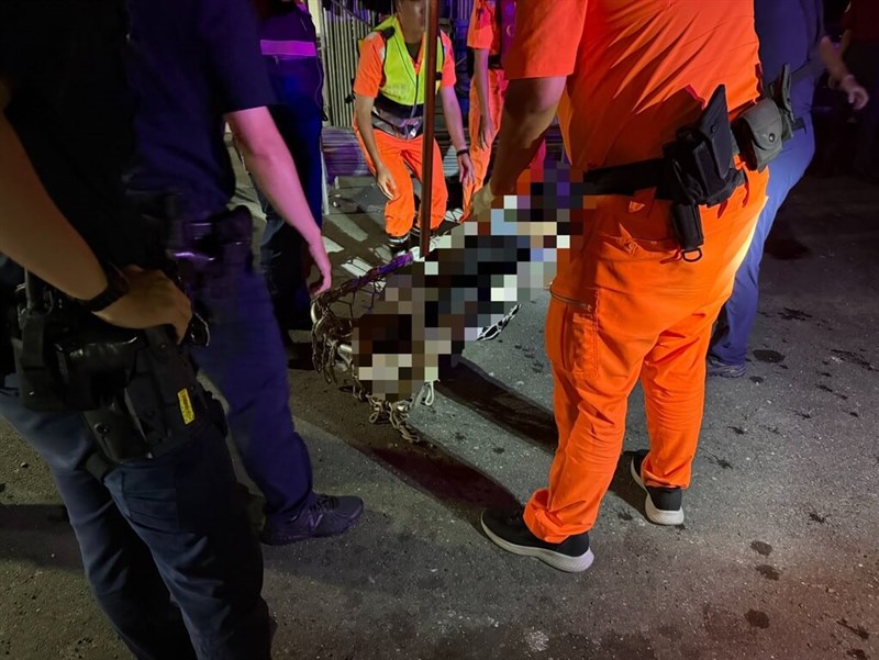 Emergency response personnel on Sunday retrieve the remains of the captain of a towboat that capsized on Friday. Photo courtesy of the National Fire Agency