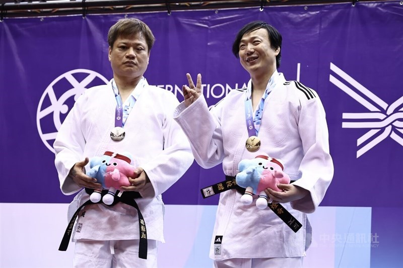 Ricky Hsiao (right) and his bassist Kuo Chien-cheng (left) display their respective gold and silver medals won at the 2025 Summer World Masters Games on Saturday. May 24, 2025 CNA photo