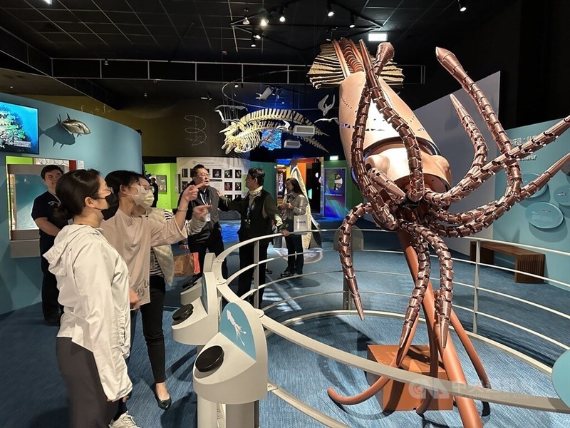 Visitors to Taichung's National Museum of Natural Science observe an exhibit in this CNA file photo