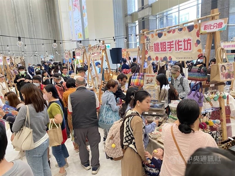 Consumers shop for goods in this CNA file photo
