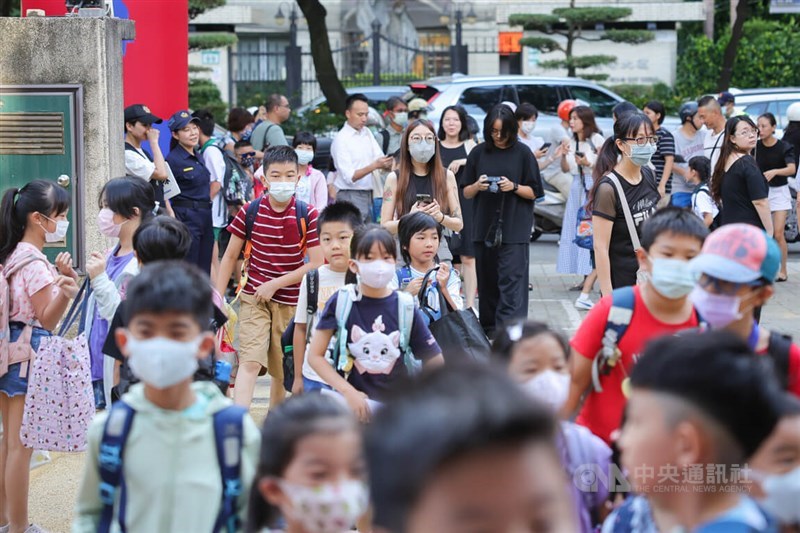 Students wear surgical masks after leaving school. CNA file photo