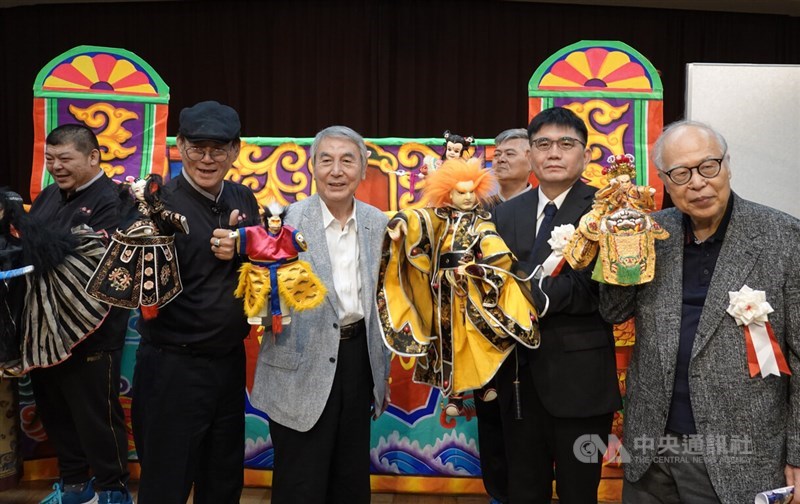 Japanese and Taiwanese officials are joined by Kyoto International Manga Museum Curator Hiroshi Aramata (right) and President of Tezuka Productions Takayuki Matsutani (third right) in experiencing Taiwan's glove puppetry provided by Pingtung County's Ming Hsing Ke Glove Puppet Theatre and Cuan-Le-Ge Puppet Troupe. CNA photo May 24, 2025