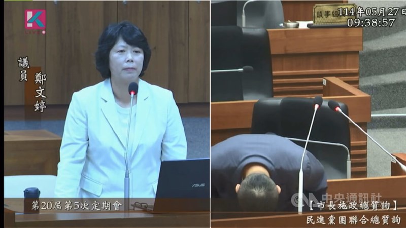 Keelung Mayor Hsieh Kuo-liang (right) bows deeply to city councilor Cheng Wen-ting (left). Photo courtesy of Keelung City Council
