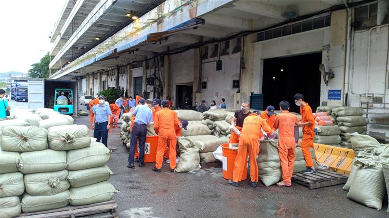 Members of Taiwan's Coast Guard Administration inspect bags of cargo in this CNA file photo for illustrative purpose only