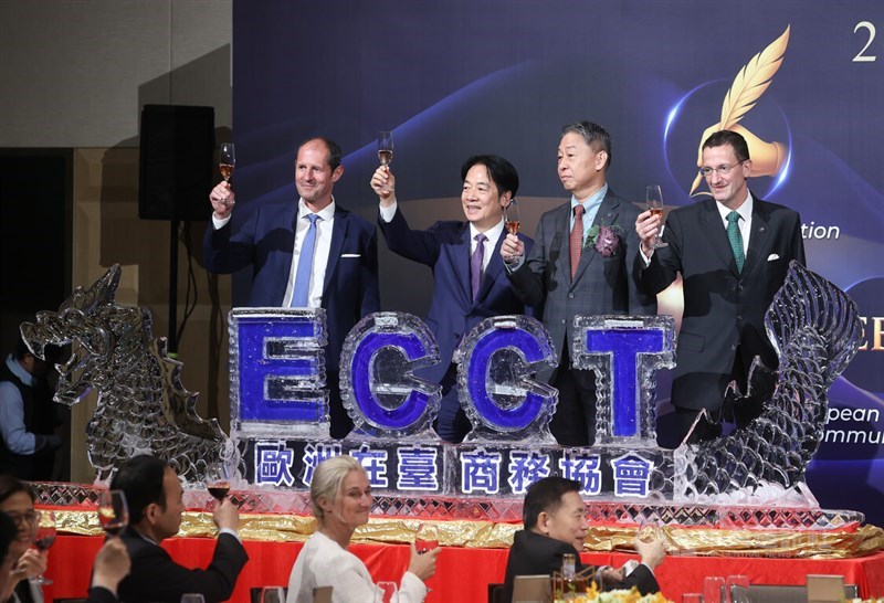 President Lai Ching-te (second right) and the European Union's representative, Lutz Güllner (right) participate in a gala hosted by the European Chamber of Commerce Taiwan on Thursday. CNA photo May 29, 2025