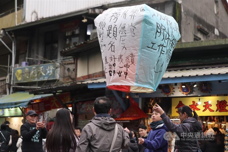 Tourists fly a sky lantern in New Taipei's Shifen area in this CNA file photo for illustrative purpose