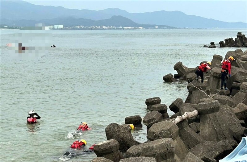 Search and rescue personnel tries to locate a 20-year-old American tourist who was swept into the sea by waves at a beach in New Taipei's Gongliao District on Friday. Photo courtesy of local authorities