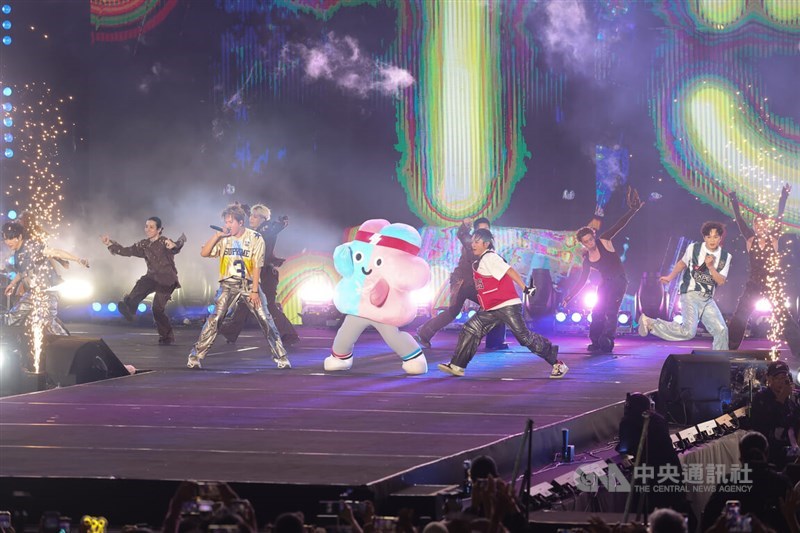 Strong, the mascot of the 2025 World Masters Games, join Taiwanese boy group Energy on stage to perform at the closing ceremony of the sports event. CNA photo May 30, 2025