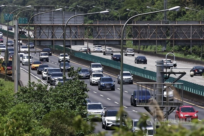 Commuters drive along Taiwan's National Freeway 3 during the May long weekend on Saturday. CNA photo May 31, 2025