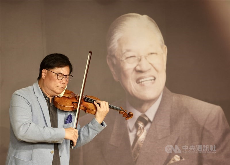 Famed Taiwanese violinist Su Shien-ta plays a melody in honor of the late former President Lee Teng-hui. CNA file photo