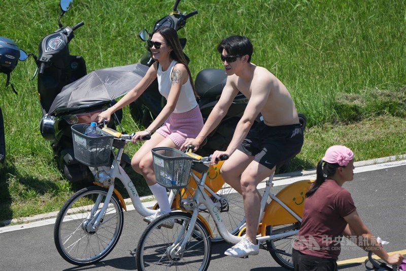 Two Taipei residents exercise on YouBikes in the heat on Saturday. CNA photo May 31, 2025